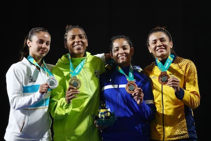 El podio final: Brisa Gómez (plata), Rafaela Silva de Brasil (oro), Kristine Jiménez, de Panamá (bronce) y María Villaba, de Colombia (bronce) durante la ceremonia de medallas del Judo en la categoría 57 kg 