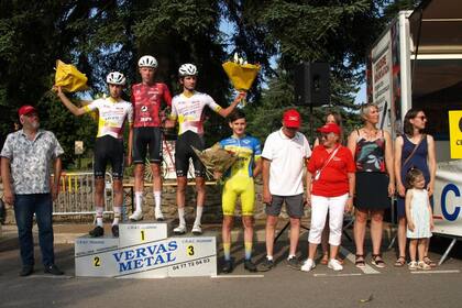 El podio inesperado, hasta unos metros antes de la meta: Simon Ruet postergó a los compañeros Remi Arsac y Charly Merle y quedó en la cima.