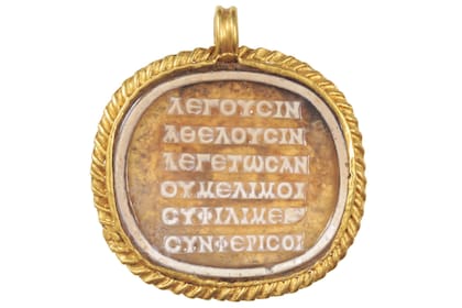 El poema inscrito en un camafeo en un medallón de pasta de vidrio, encontrado en un sarcófago alrededor del cuello de una joven fallecida en lo que hoy es Hungría