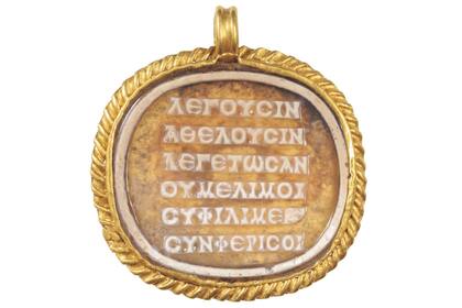 El poema inscrito en un camafeo en un medallón de pasta de vidrio, encontrado en un sarcófago alrededor del cuello de una joven fallecida en lo que hoy es Hungría