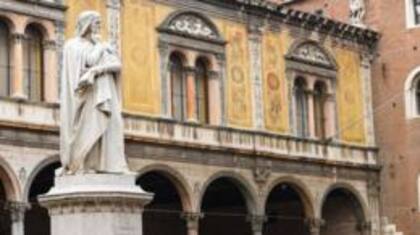 El poeta Dante Alighieri escribió "La Divina Comedia" en su dialecto nativo toscano, en vez de en latín.