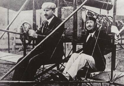 El poeta Gabriele D'Annunzio, pasajero de un breve vuelo del pionero Glenn Curtiss, en el encuentro de Brescia