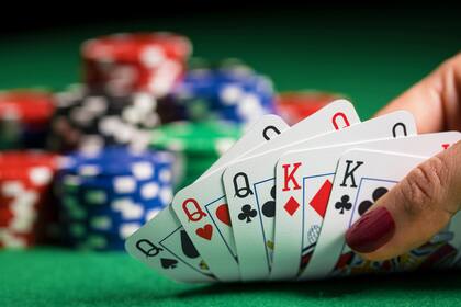 El póker es uno de los pocos juegos de azar en los que la habilidad del jugador puede superar la suerte, determina la IA (Archivo)