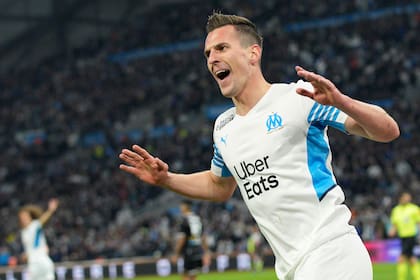 El polaco Arkadiusz Milik, del Marsella, festeja tras anotar uno de sus tres goles ante el Angers