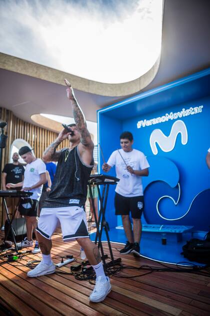 El Polaco hizo vibrar el parador de Movistar en Playa Grande con su primer show de la temporada.