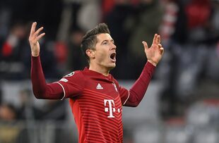 El polaco Robert Lewandowski, del Bayern Múnich, festeja durante el tercer gol ante el Salzburgo en la Liga de Campeones, el martes 8 de marzo de 2022