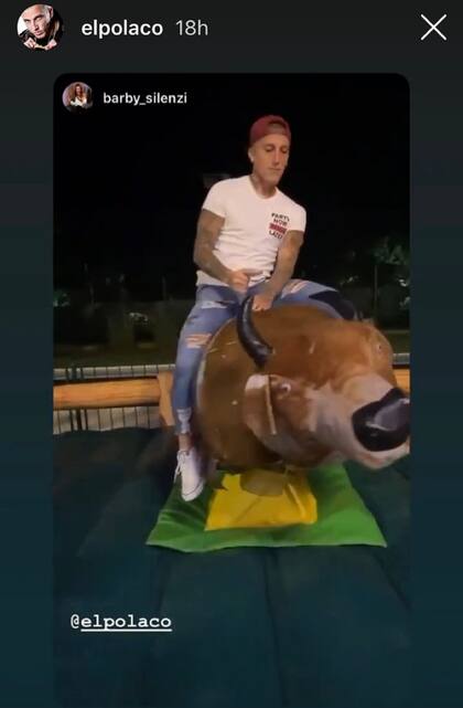 El Polaco se divirtió arriba de un toro mecánico en la fiesta de su expareja