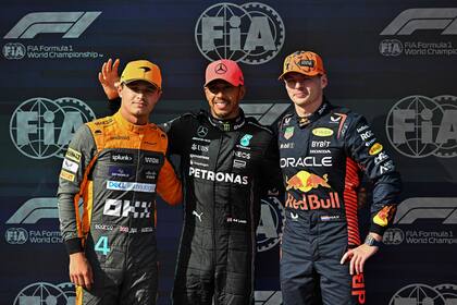 El poleman Lewis Hamilton, junto a Lando Norris (izquierda), el tercero, y Max Verstappen, el bicampeón y líder del Mundial, que largará segundo en Hungaroring.