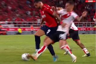Independiente venía del tema Barracas y las redes estallaron por el “no penal” que le habría quitado el invicto a River