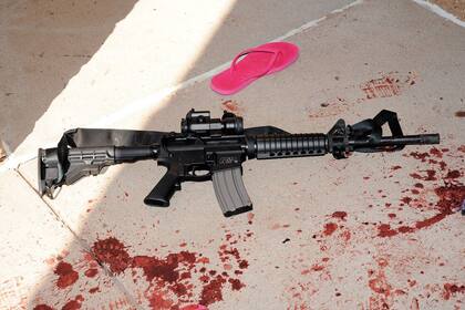 El polémico rifle de asalto AR-15 en la escena de un tiroteo masivo