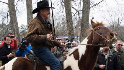 El polémico Roy Moore fue ayer a caballo a votar