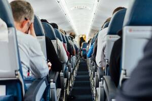 El polémico truco que usa un pasajero para que nadie se le siente al lado en el avión