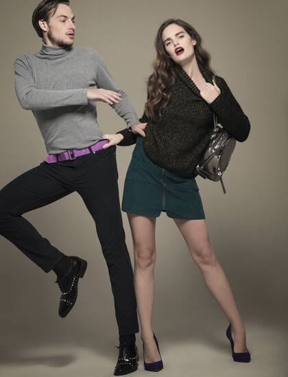 Él: polera de algodón, pantalón chupín de corderoy y abotinados de cuero con tachas (Bolivia). Ella: polera de lana (Divina), minifalda de pana con cierre delantero (Yagmour), mochila metalizada (XL Extra Large), stilettos de gamuza (Aldo en Grimoldi)