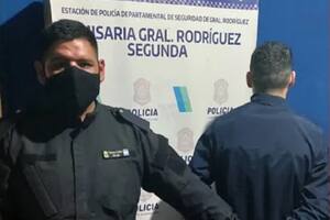El policía detenido fue identificado como Axel Cisneros