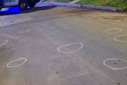 El policía entregó el vehículo y luego se enfrentó con los dos delincuentes