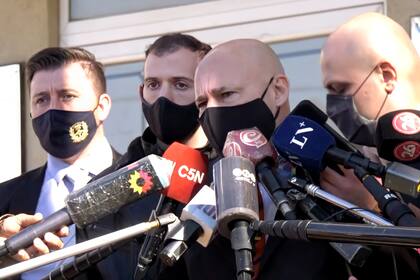 El policía Facundo Amendolara y su abogado Fernando Soto en la sede fiscal de Zárate-Campana