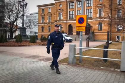 El policía finlandés camina por calles vacías por la pandemia del coronavirus, mientras canta
