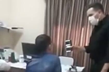 El policía les muestra un video de lo que se vive en Italia