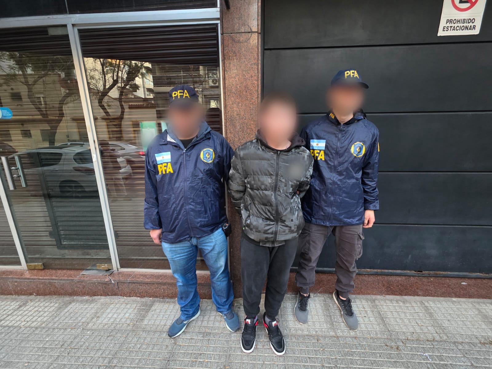 El policía que quedó detenido tras el enfrentamiento.