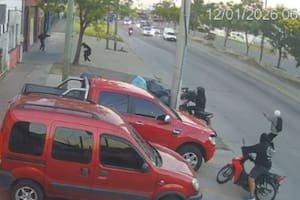 Un policía resistió un asalto de cuatro motochorros, baleó a un delincuente y el resto de la banda huyó