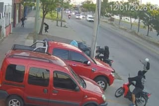 Un policía resistió un asalto de cuatro motochorros, baleó a un delincuente y el resto de la banda huyó