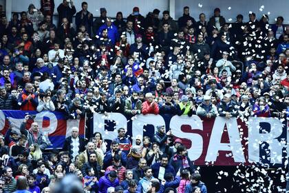El polideportivo Roberto Pando estuvo completo; el público azulgrana se habituó a festejar en Boedo por el básquetbol.