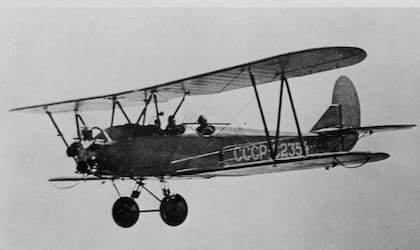 El Polikarpov PO-2, el precario modelo de avión en el que volaban las mujeres del 588º Regimiento de BOmbardeo Nocturno.