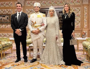 El polista argentino Pablo McDonough, de La Irenita, y su mujer, Mercedes "Mechi" Venancio, posan junto a los novios durante el Bersanding. Mechi eligió un vestido negro de Balenciaga y un colgante de Aracano.