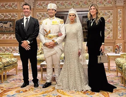 El polista argentino Pablo McDonough, de La Irenita, y su mujer, Mercedes "Mechi" Venancio, posan junto a los novios durante el Bersanding. Mechi eligió un vestido negro de Balenciaga y un colgante de Aracano.