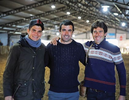 El polista Camilo “Jeta” Castagnola fue parte del jurado que evaluó las
diferentes pruebas. En la foto posa junto a Matías Machado y el también polista Hilario Ulloa, hijo de los dueños de casa.