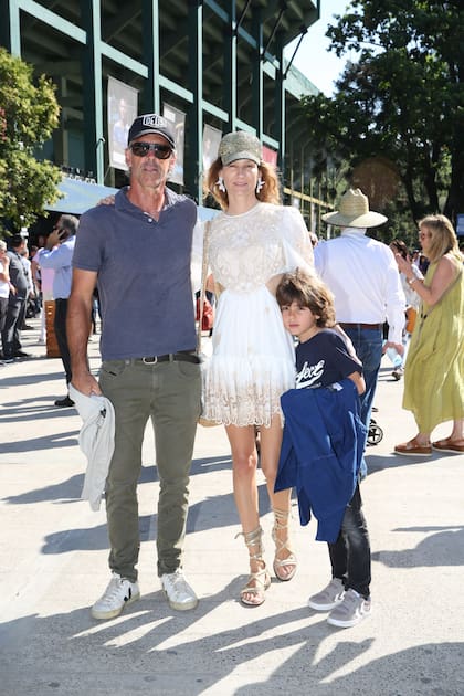 El polista chileno Jaime García Huidobro con su mujer, la reconocida artista plástica internacional, Catalina Swinburn y su hijo Santos. Ella lució un vestido de guipure de Zimmerman (de la tienda Luisa World) que complementó con gladiadoras.