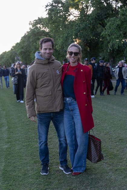 El polista Corchito Zavaleta y su mujer, la amazona Isabelle Strom, muy canchera con tapado de paño de inspiración militar