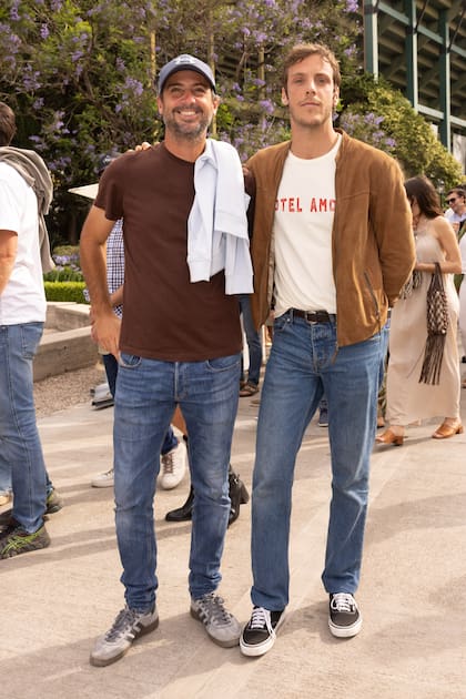 El polista francés Robert Strom (con chaqueta) vio el partido con Gonzalo Bernal, entre otros amigos