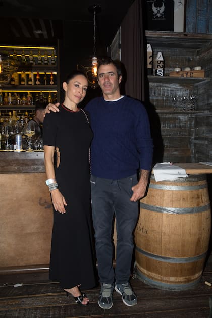 El polista Juan Martín Nero con su mujer, Josefina Aldanondo, que lució un vestido largo cut out.