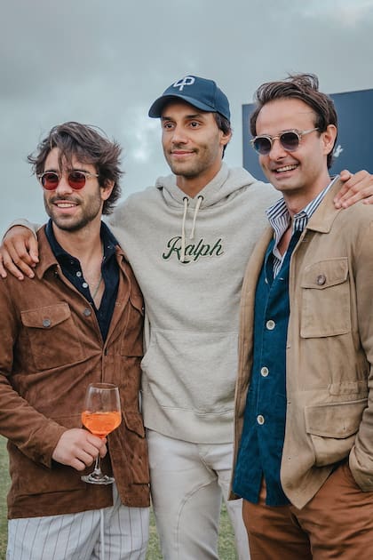 El polista Marcelo Camargo custodiado por dos amigos.