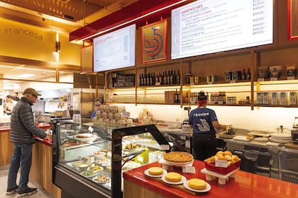 El pollo a las brasas, gran protagonista de la rotisería de Christophe Krywonis