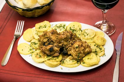 El pollo al ajillo con papas españolas. Una de las estrellitas de la tasca y el plato preferido de Ricardo Darín. 