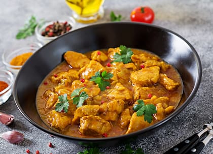 El pollo al curry es uno de los platos en los que predomina el uso del comino