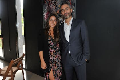 El Pollo Álvarez y Tefi Russo, sonrientes en la boda