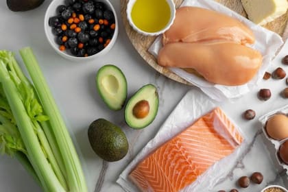 El pollo, los pescados y los huevos son alimentos que se pueden consumir por la noche para evitar la hinchazón