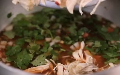 El pollo se cocina por 30 minutos y se mezcla con varios ingredientes