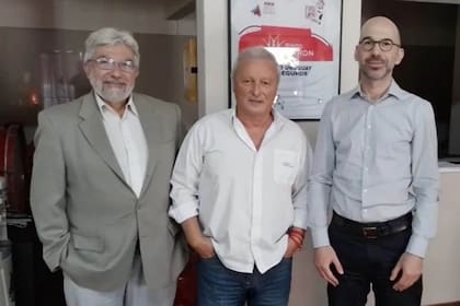 El Pollo Sobrero, flanqueado por los embajadores europeos