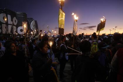 El Polo Obrero y agrupaciones de izquierda cortaron puente Pueyrredón en reclamo de trabajo y contra el ajuste