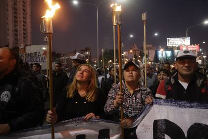 El Polo Obrero y agrupaciones de izquierda cortaron puente Pueyrredón en reclamo de trabajo y contra el ajuste
