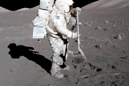 El polvo lunar se adhiere al traje del astronauta y geólogo Harrison "Jack" Schmitt en 1972