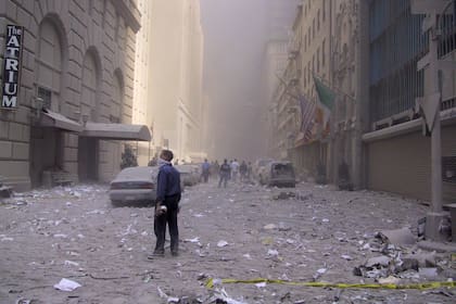 El polvo y los escombros cubren el suelo y nublan el aire cerca del lugar del ataque terrorista en el World Trade Center en Nueva York