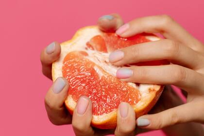 El pomelo cultivado en California alcanza su máxima calidad entre enero y agosto, mientras que los pomelos del sur de Texas y Florida son mejores entre noviembre y marzo, detallan los expertos. (Canva)