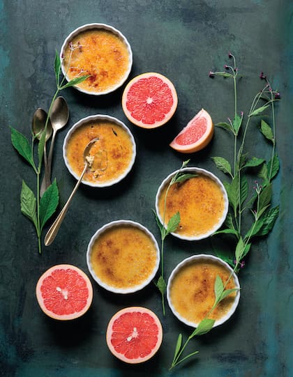 El pomelo es rico en agua y su aporte calórico es muy bajo