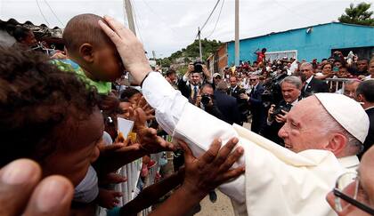 El pómulo hinchado no le impidió al Papa saludar ayer a los residentes del barrio San Francisco en Cartagena