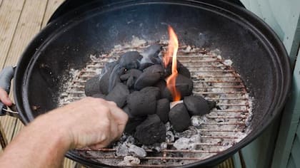 El poner el carbón en forma de montaña ayudará a que la llama se encienda más rápido
Foto: iStock